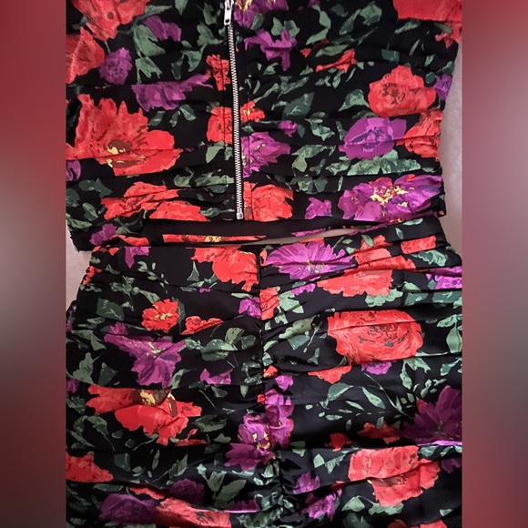 🆕 Lulus floral print 2-piece strapless crop top and skirt set. Top S/Skirt XS - Picture 6 of 7